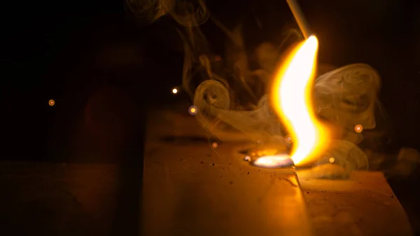 MACRO: Pequena chama sobe de uma solda quente queimada em um grande pedaço de metal. — Fotografia de Stock