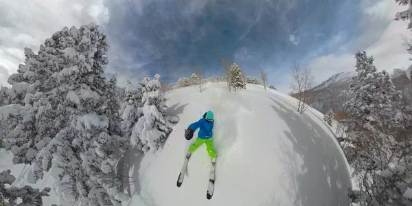 SELFIE : Un homme qui apprend à skier s'écrase presque en roulant hors piste en poudre profonde — Photo