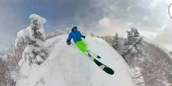 SELFIE : Un jeune skieur freeride creuse une pente non damée à Park City, Utah. — Photo