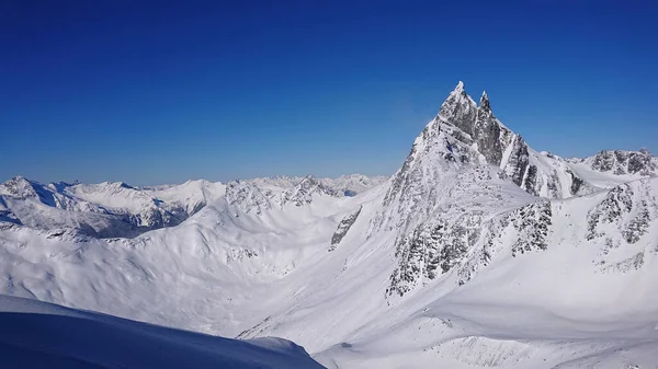 Vista espetacular de montanhas rochosas cobertas de neve na Colúmbia Britânica no dia ensolarado — Fotografia de Stock