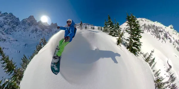 SELFIE: Joven snowboarder rocía la nieve fresca mientras que talla abajo de la montaña. — Foto de Stock
