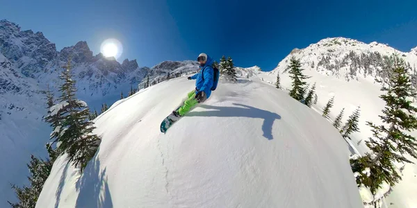 SELFIE : Le snowboarder Freeride broie de la poudre fraîche couvrant les Rocheuses canadiennes — Photo