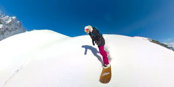 SELFIE : Femme active sourit alors qu'elle héliporte dans les montagnes Rocheuses ensoleillées. — Photo