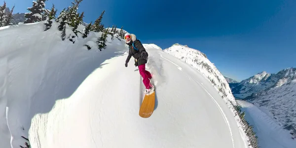SELFIE: Alegre snowboarder hembra talla fuera de pista en las pintorescas Rocosas — Foto de Stock