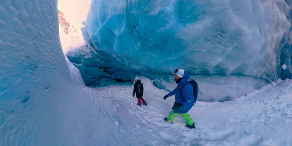 SELFIE: Jóvenes turistas exploran las famosas cavernas de hielo en la Columbia Británica. — Foto de Stock