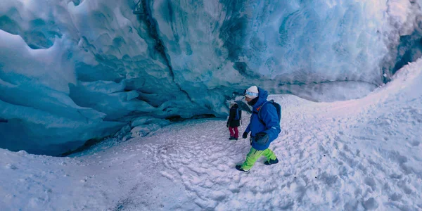 SELFIE: Dos viajeros caminan y exploran pintorescas cuevas heladas en Rockies canadienses — Foto de Stock