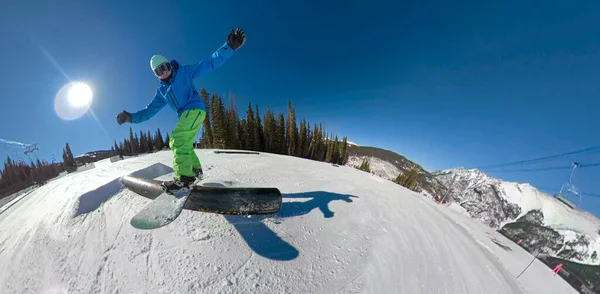 SELFIE Impressionnant plan d'action d'un snowboardeur glissant le long d'une rampe dans un parc à neige — Photo