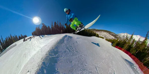 SELFIE: snowboarder extrema salta alto no ar de um chute no parque de neve. — Fotografia de Stock