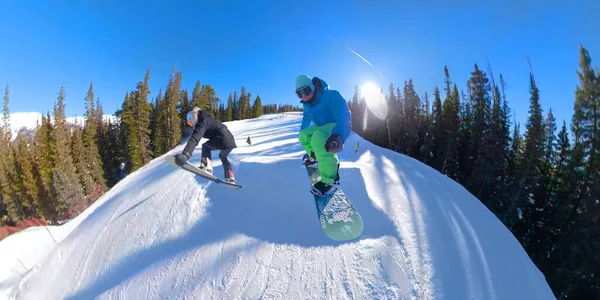 SELFIE: Dva snowboardisté na koni dolů zábavním parku chytit vzduch a dělat triky. — Stock fotografie