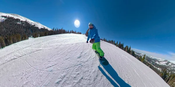 O tipo fixe do snowboard rasga as encostas preparadas num dia de inverno ensolarado.. — Fotografia de Stock