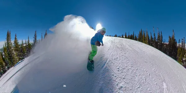 SELFIE : Jeune snowboardeur sculpte la piste et pulvérise de la fumée froide à la caméra. — Photo