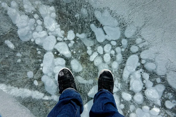 POV: In Turnschuhen über einen schönen zugefrorenen See in Alberta, Kanada. — Stockfoto