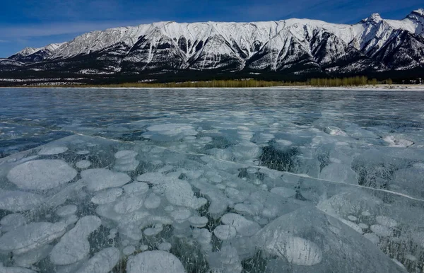 ПІДКАЗКА: чисте кришталеве озеро Авраам оточене сніжними канадськими скелями.. — стокове фото