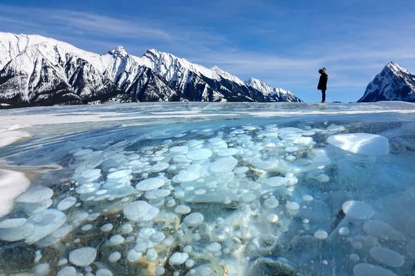 가까이 서: 캐나다를 가로질러 여행하고 있는 여자들 이 로키 강 아래있는 얼음으로 덮인 호수에서 경탄을 금치 못한다. — 스톡 사진