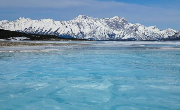 Impresionante vista del lago Abraham en un día soleado en el pintoresco parque nacional Banff — Foto de Stock