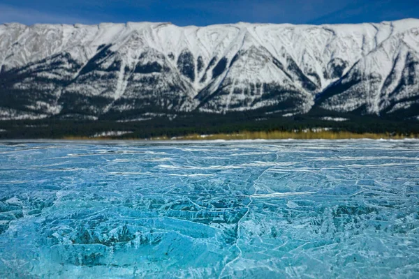 CERRAR, DOF: Escénica toma de un glaciar nevado detrás de un lago congelado en Alberta. — Foto de Stock