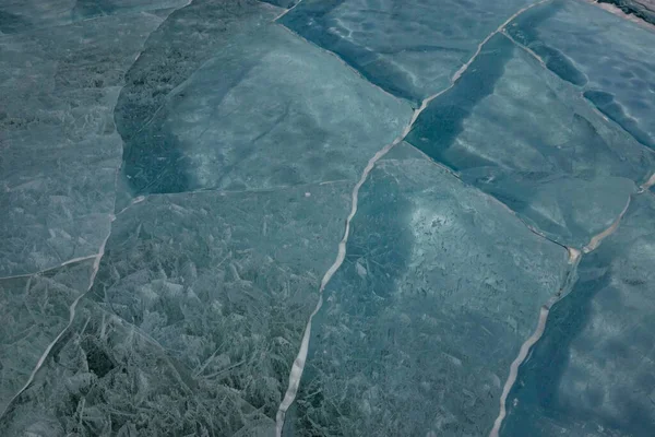 CLOSE UP: Beautiful patterns occur under the frozen surface of a glacial lake. — Stock Photo, Image