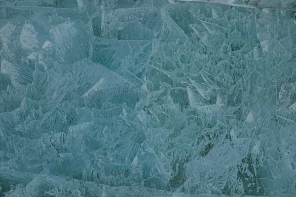 CLOSE UP: Cracks and air bubbles create beautiful patterns under the thick ice — Stock Photo, Image