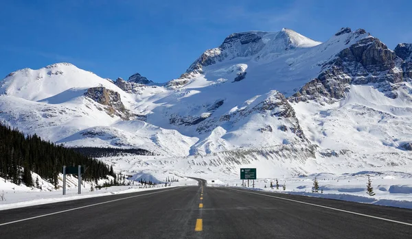 Landschappelijk uitzicht op een lege asfaltweg over het schilderachtige Banff National Park — Stockfoto