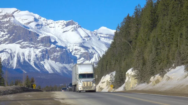 Big 18 Wheeler i samochody jadą słynnym Icefields Parkway w słoneczny dzień. — Zdjęcie stockowe