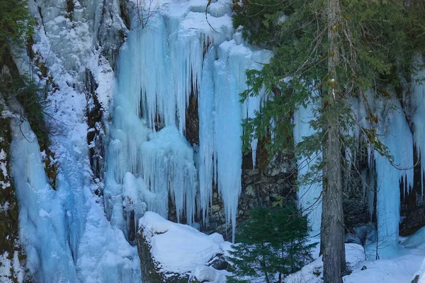 CHIUSURA: Il gelo delle cascate nel freddo invernale crea bellissimi ghiaccioli. — Foto Stock