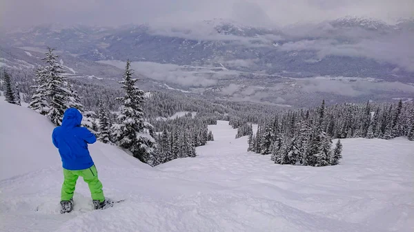 COPY szóköz: snowboardos fotókat táj előtt lovaglás le a hegyről. — Stock Fotó