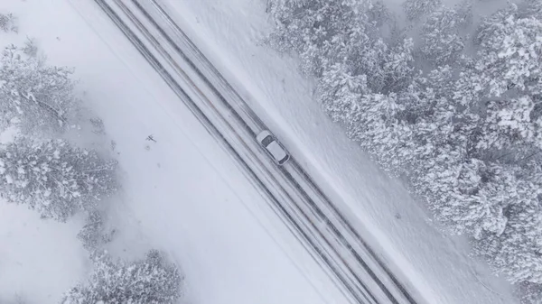 TOP DOWN: Автомобиль едет по заснеженному перекрестку в Споуби, штат Вашингтон — стоковое фото