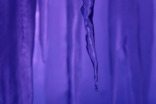 MACRO, DOF: Water trickling from the ceiling freezes and creates a stalactite. — ストック写真