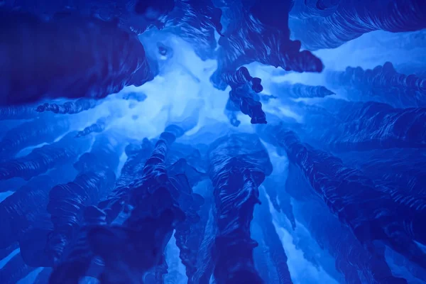 BOTTOM：冰洞内的钟乳石和石笋的令人震惊的景象 — 图库照片