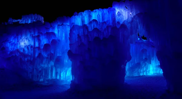 Fantastisk utsikt över en kammare inuti en blå grotta full av naturliga isformationer. — Stockfoto