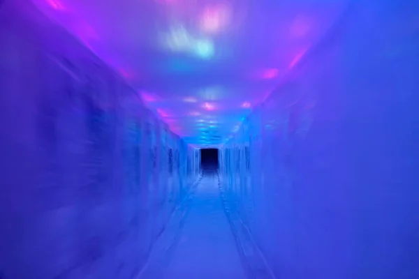 CLOSE UP: коридор з льоду освітлюється різнокольоровими вогнями — стокове фото
