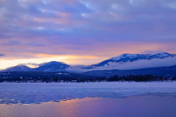 Picturesque view of Lake Pend Oreille and adjacent mountains at golden sunrise. — Stock Photo, Image