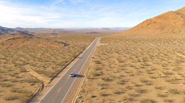 Cipteki turistler güneşli bir günde Nevada 'nın kurak düzlüklerini keşfediyorlar..