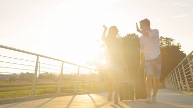 Yeni evliler, havaalanına yürürken balayını kutluyorlar..