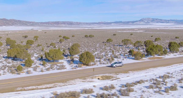 Utah 'tan geçen boş otoyolda gümüş rengi bir SUV ile uçuyorum.. — Stok fotoğraf