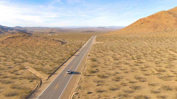 Toeristen in SUV verkennen de dorre vlaktes van Nevada op een zonnige dag. — Stockfoto