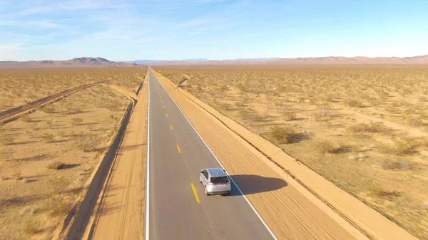 Toeristen in SUV verkennen de adembenemende Mojave woestijn op een zonnige dag — Stockfoto