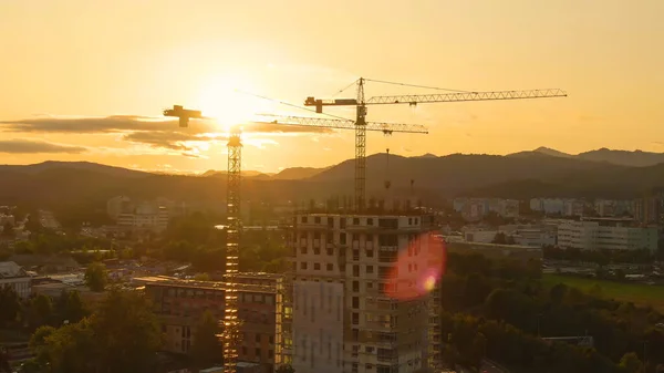 Lüftung: Warme Morgensonne strahlt auf ein im Bau befindliches Wohnhaus — Stockfoto