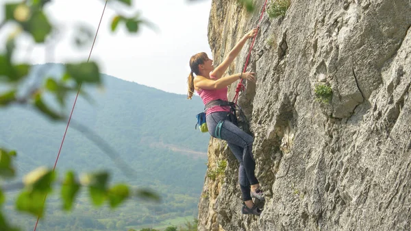閉じる:若い女性はスロベニアの田舎で山を登る岩に行きます. — ストック写真