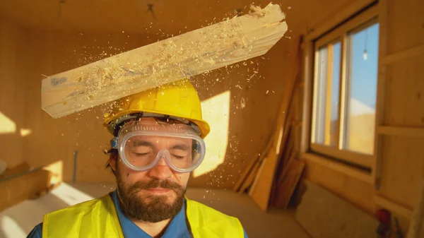 PORTRAIT, KAPALI: ahşap tahta masum bir inşaatçının kafası üzerine düşer. — Stok fotoğraf