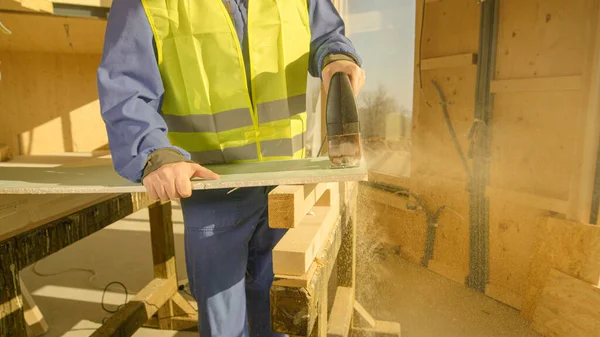 CHIUSURA, DOF: Costruttore irriconoscibile taglia una parete di gesso con un puzzle. — Foto Stock