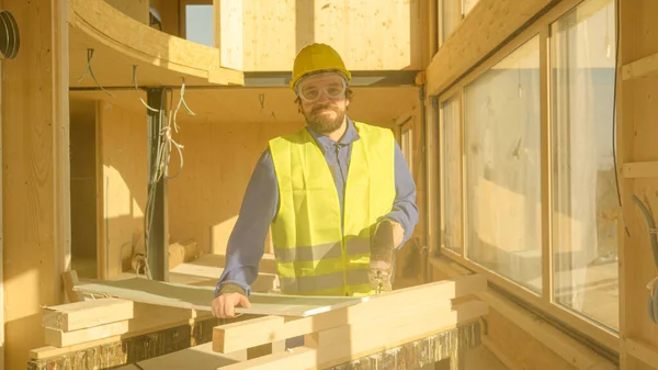 Kafkasyalı genç inşaatçı alçı taşı kestikten sonra gülümsüyor.. — Stok fotoğraf