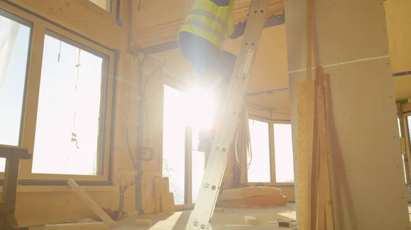 Πρωινές ηλιαχτίδες λάμπουν στους εργάτες που κατεβαίνουν μια βιομηχανική σκάλα.. — Φωτογραφία Αρχείου