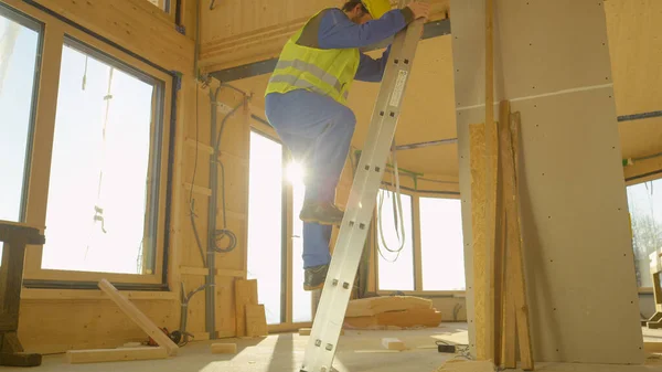 Κοντινό πλάνο: Builder ανεβαίνει κάτω από stepladder τοποθετείται μέσα σε προκατασκευασμένο σπίτι — Φωτογραφία Αρχείου
