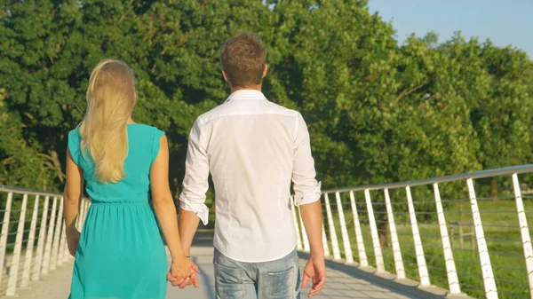 CHIUSURA: Giovani innamorati si godono una passeggiata di San Valentino nell'idilliaco parco. — Foto Stock