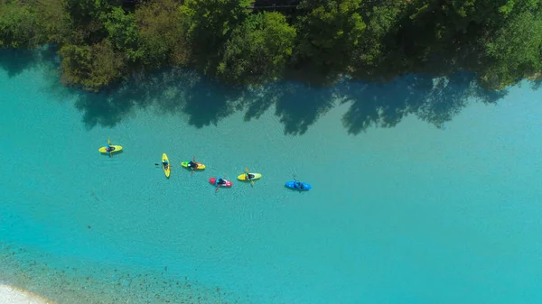 TOP DOWN: Létání nad skupinou turistů na kajaku dolů hypnotizující řeky Soca. — Stock fotografie