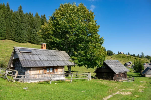 Beautiful view of traditional wooden cabins in the idyllic Slovenian mountains. — 图库照片