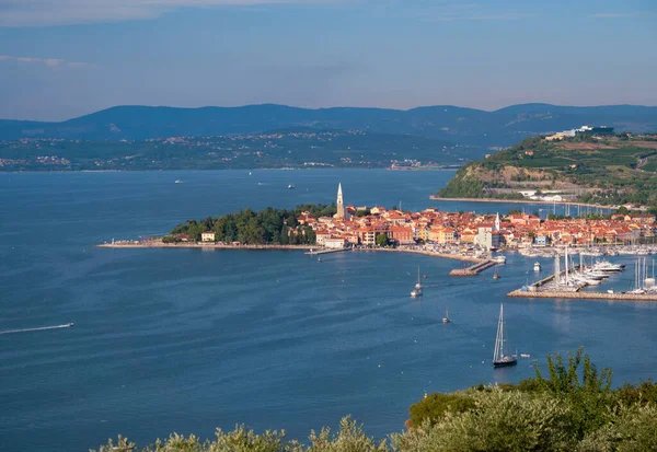 AEREO: Volare lontano dal porto di un centro storico nel mare Adriatico. — Foto Stock