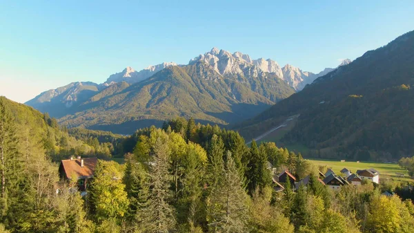 DRONE: Scénický pohled na idylickou krajinu pod strmou horou ve Slovinsku. — Stock fotografie