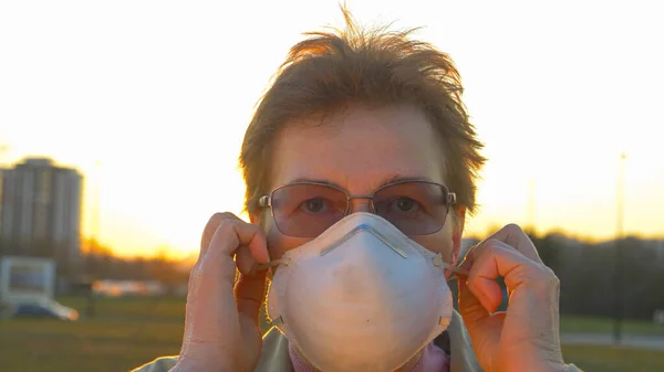 PORTRAIT Mujer anciana se pone una máscara de seguridad para protegerse del coronavirus — Foto de Stock